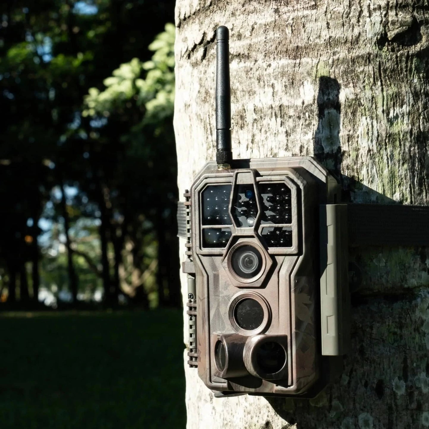 GardePro WiFi Trail Camera E8PCF With Close Focus Lens & Rechargeable Battery & 32G Built-in Memory SD Card